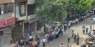 Competition to buy liquor before the lockdown starts in Delhi