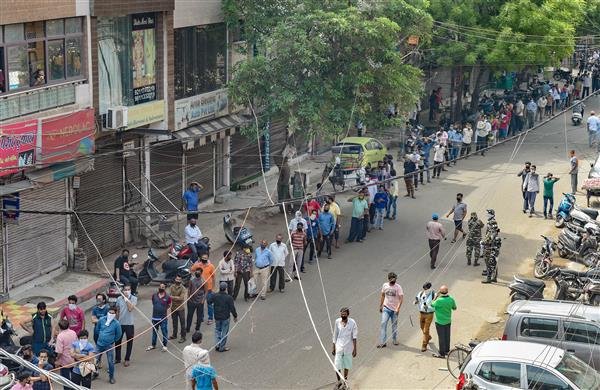 Competition to buy liquor before the lockdown starts in Delhi