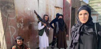 US reporter Clarrisa Ward appeared in burqa as soon as Talibani was captured