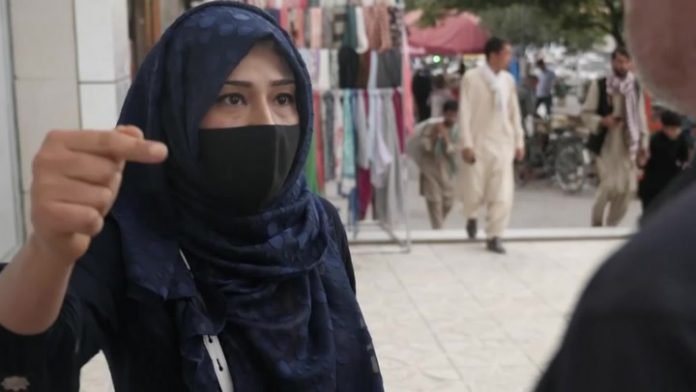 Look at the courage of these women wearing burqa in Kabul - pamphlets waving in front of taliban