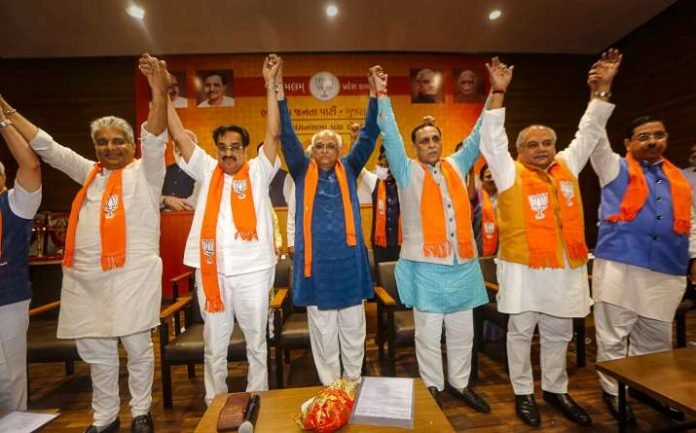 Almost all ministers will move in Gujarat? Dissatisfied reached Vijay Rupani's house Almost all ministers will move in Gujarat? Dissatisfied reached Vijay Rupani's house