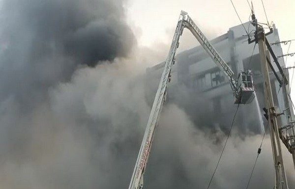 Surat Fire: A huge fire broke out in a packaging company in Surat- 2 died